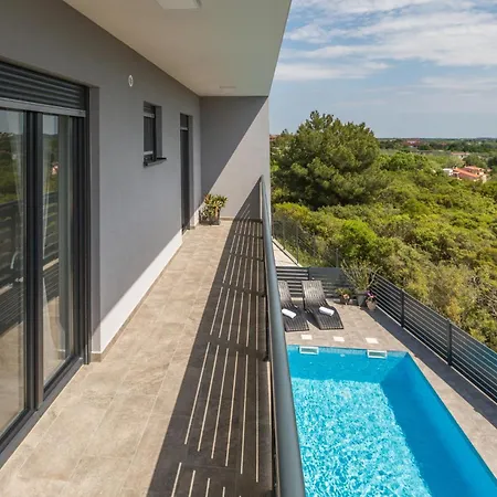 Semesterbostad 3 Bedroom Cozy In Pula