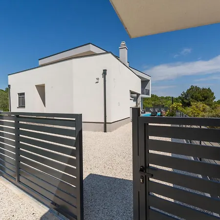 3 Bedroom Cozy In Semesterbostad Pula