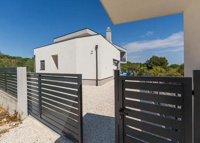3 Bedroom Cozy In Feriehus Pula