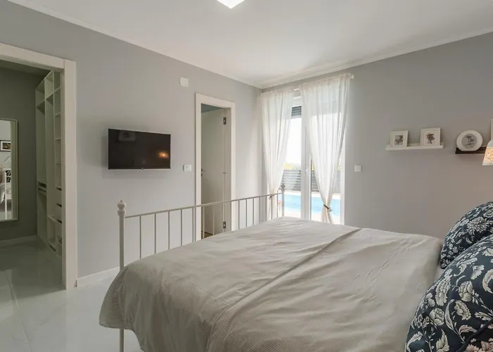 3 Bedroom Cozy In Пула