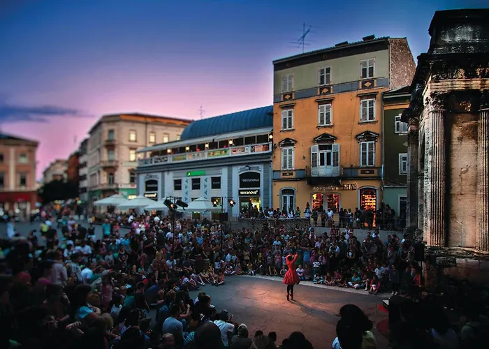 Будинок відпочинку 3 Bedroom Cozy In *