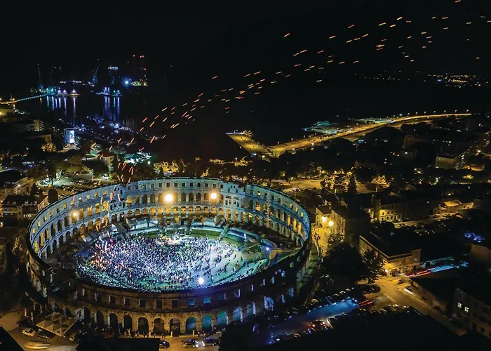 3 Bedroom Cozy In Будинок відпочинку Пула