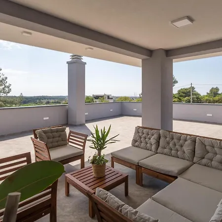 3 Bedroom Cozy In * Pola