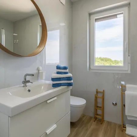 3 Bedroom Cozy In Pola