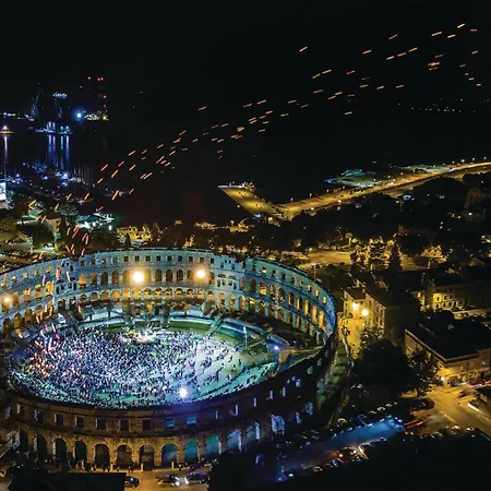 3 Bedroom Cozy In Holiday home Pula