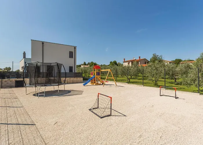 3 Bedroom Cozy In Holiday home Pula