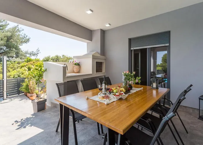3 Bedroom Cozy In Holiday home Pula