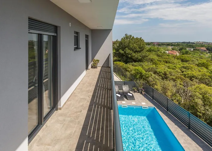 בית נופש 3 Bedroom Cozy In פולה