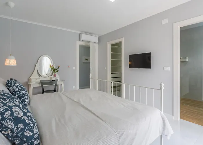 בית נופש 3 Bedroom Cozy In פולה
