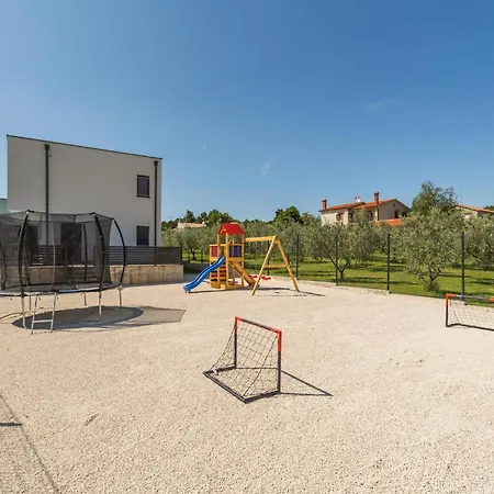 3 Bedroom Cozy In Dom wakacyjny Pula