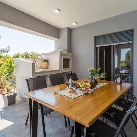 3 Bedroom Cozy In Dom wakacyjny Pula
