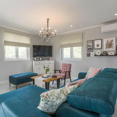 3 Bedroom Cozy In * بولا